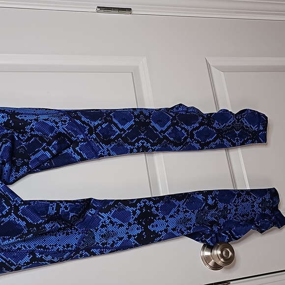 396. Lululemon Speed Tight IV - Picture 4 of 7